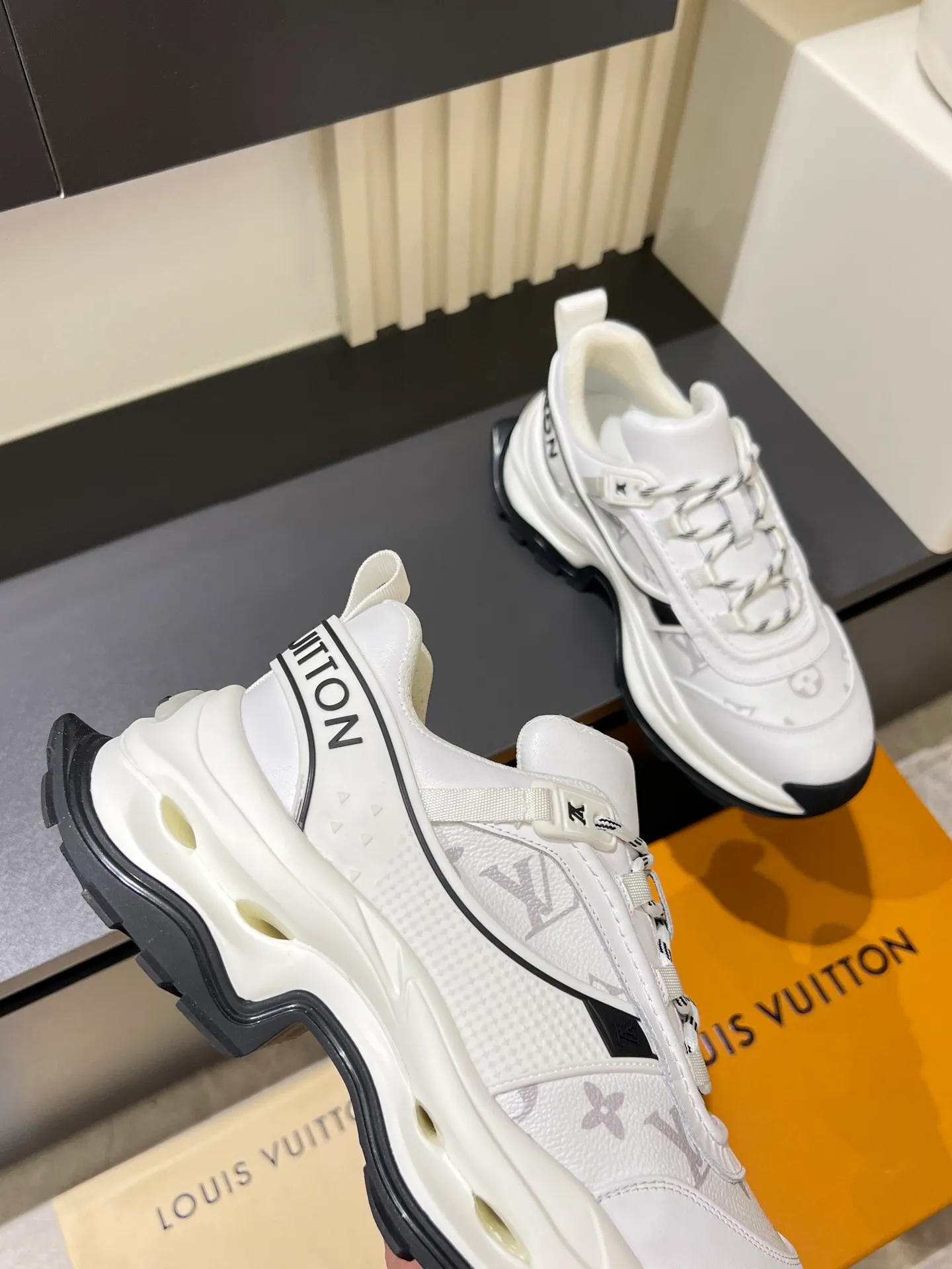 p600 "LOUI* VUITTO*" popular men's casual shoes, genuine development in Italy 💯Purchasing level quality ✔️The upper is made of first-layer cowhide, comfortable and soft sheepskin feet ⚡️ Fashionable and versatile, the toe last shape is firm and full, the soles are made from original LV molds and can be freely entered and exited the counter. Light and comfortable on the feet~Purely handmade, details determine quality! Size:39-44!